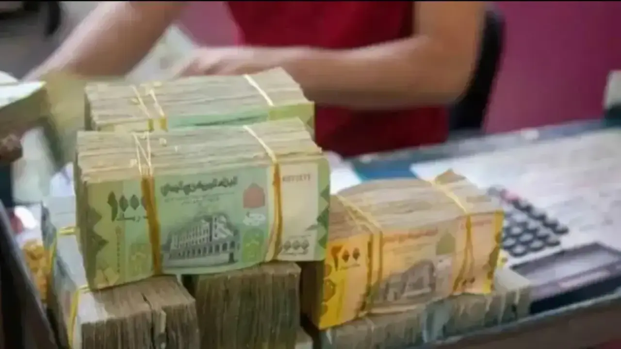 انخفاض حاد في سعر الدولار باليمن: 1558 ريال مقابل 533 في مناطق الحوثيين!